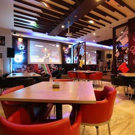 Almadera Hotel Makassar Buitenkant foto