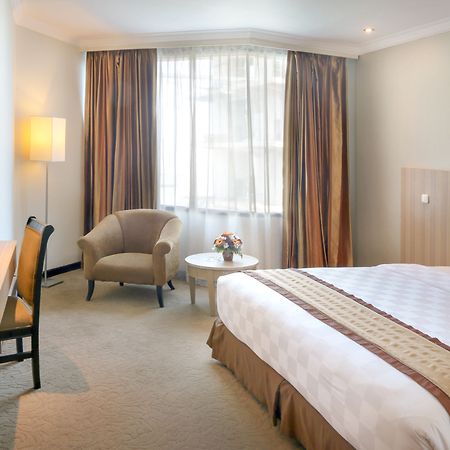 Almadera Hotel Makassar Buitenkant foto