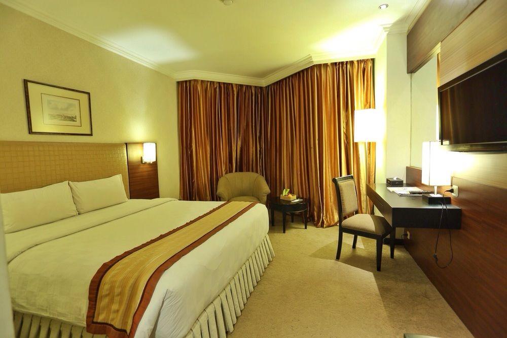 Almadera Hotel Makassar Buitenkant foto
