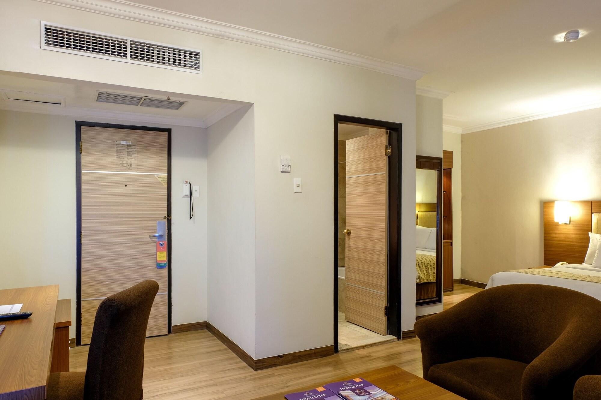 Almadera Hotel Makassar Buitenkant foto