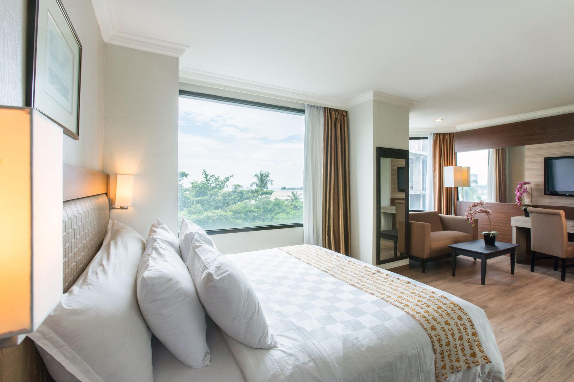 Almadera Hotel Makassar Buitenkant foto