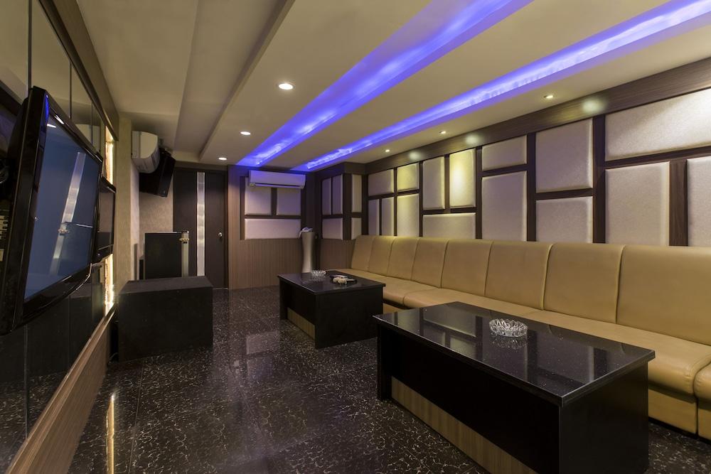 Almadera Hotel Makassar Buitenkant foto