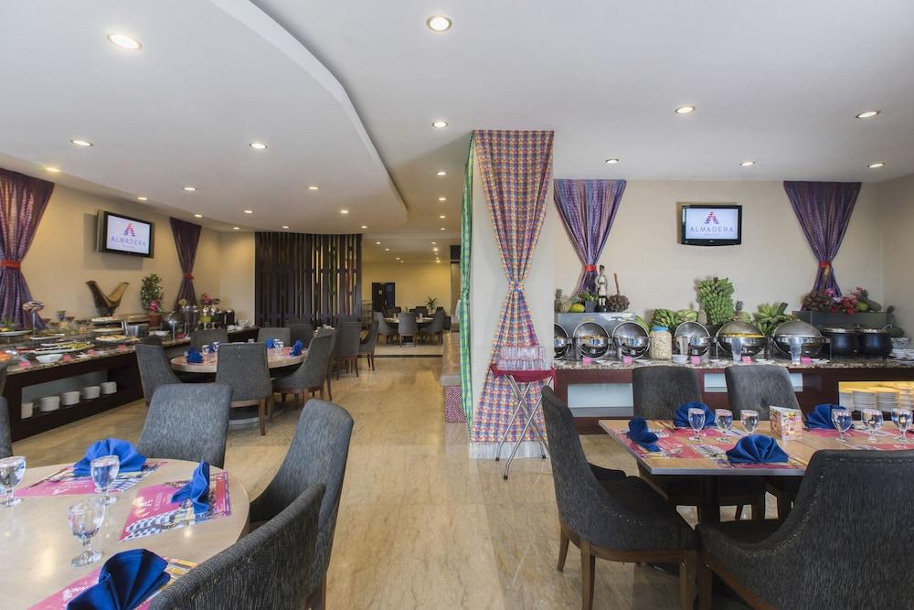 Almadera Hotel Makassar Buitenkant foto