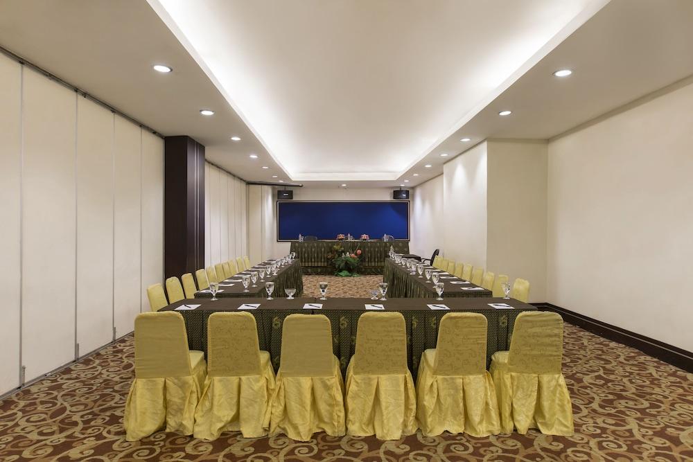 Almadera Hotel Makassar Buitenkant foto