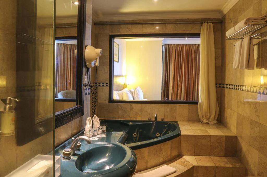 Almadera Hotel Makassar Buitenkant foto