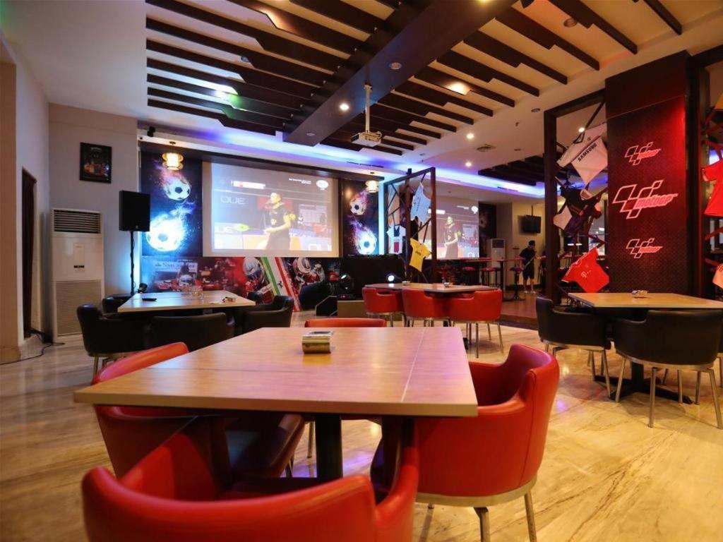 Almadera Hotel Makassar Buitenkant foto