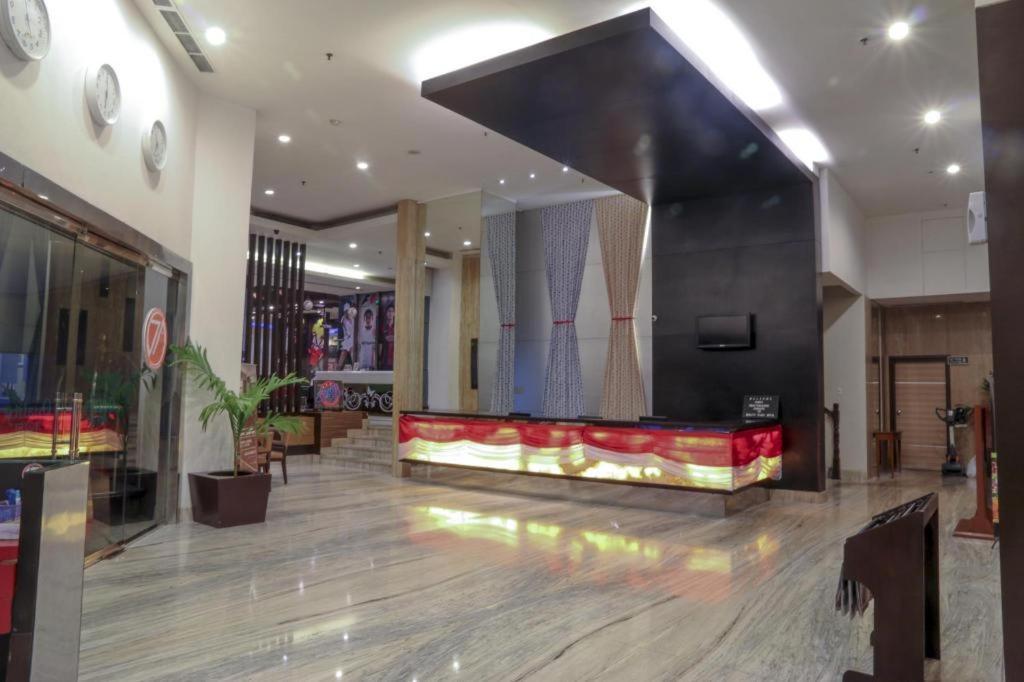 Almadera Hotel Makassar Buitenkant foto