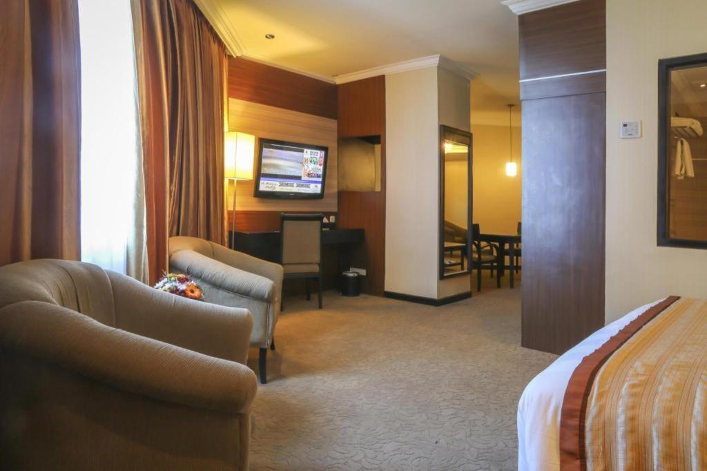 Almadera Hotel Makassar Buitenkant foto