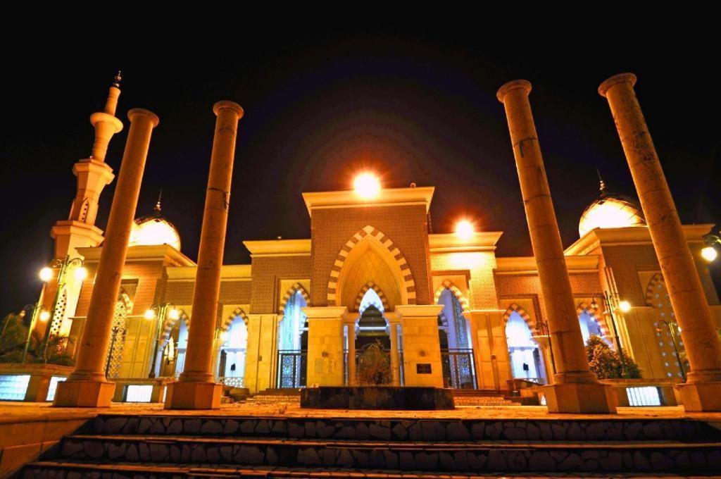 Almadera Hotel Makassar Buitenkant foto
