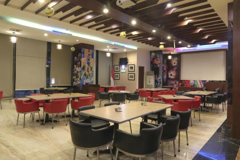 Almadera Hotel Makassar Buitenkant foto
