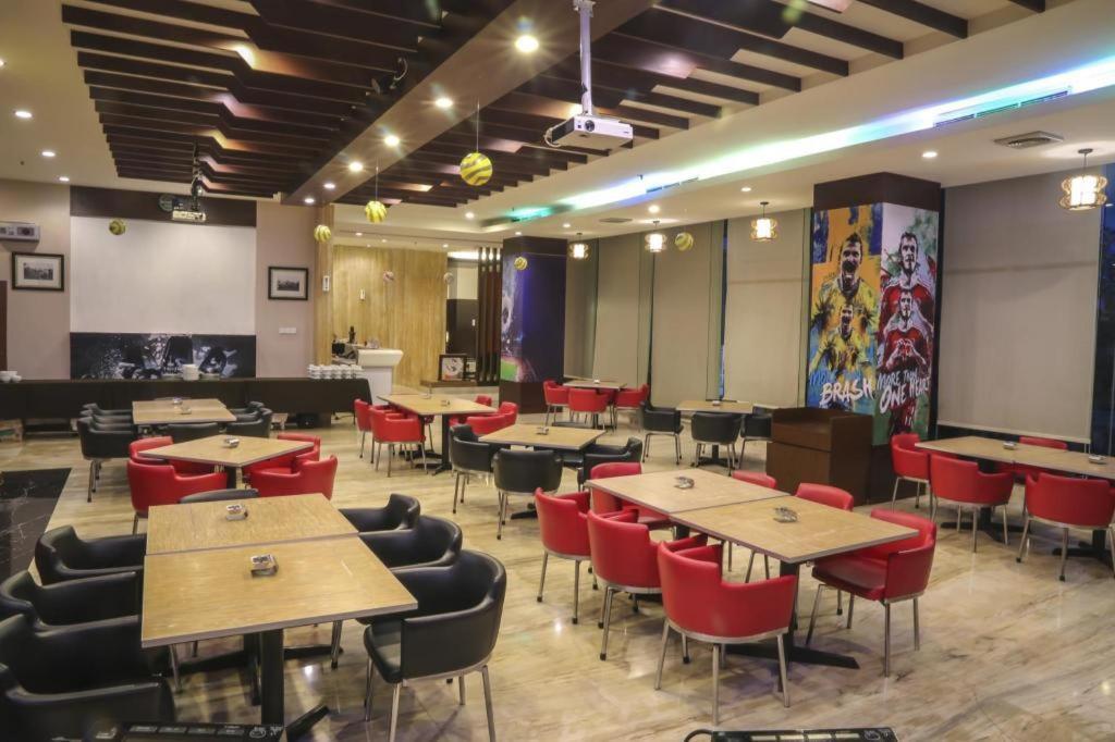 Almadera Hotel Makassar Buitenkant foto