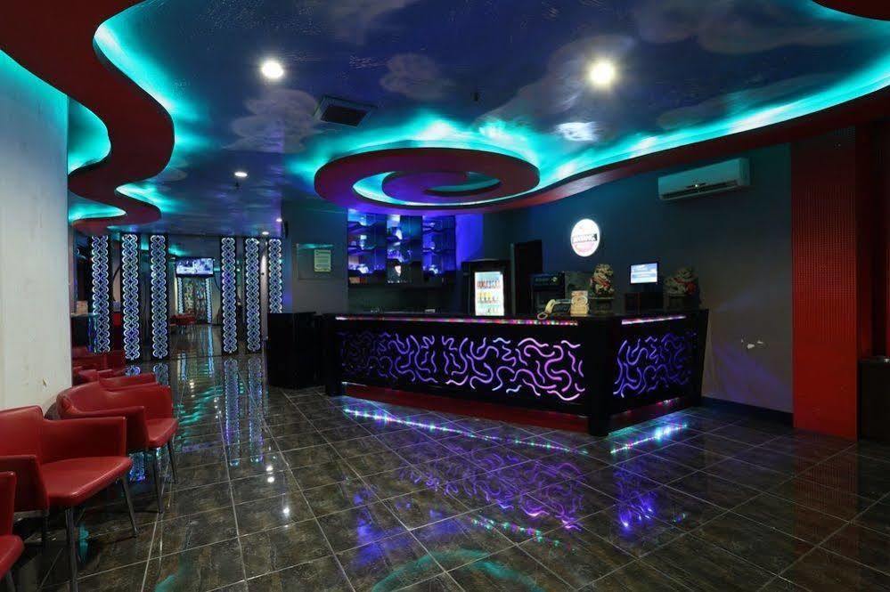 Almadera Hotel Makassar Buitenkant foto