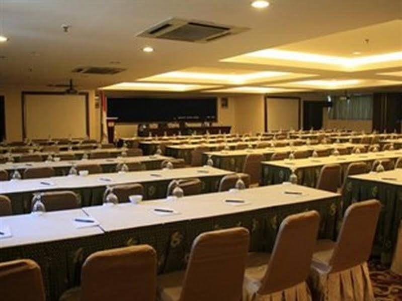 Almadera Hotel Makassar Buitenkant foto