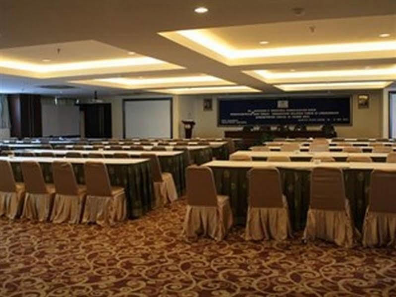 Almadera Hotel Makassar Buitenkant foto
