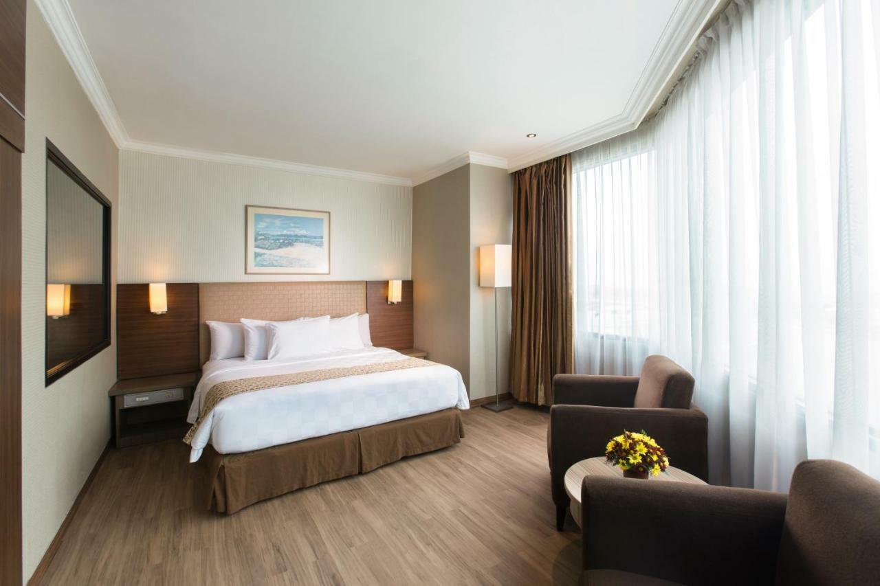 Almadera Hotel Makassar Buitenkant foto