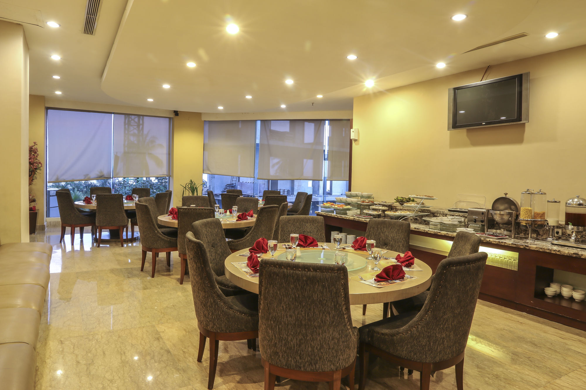 Almadera Hotel Makassar Buitenkant foto