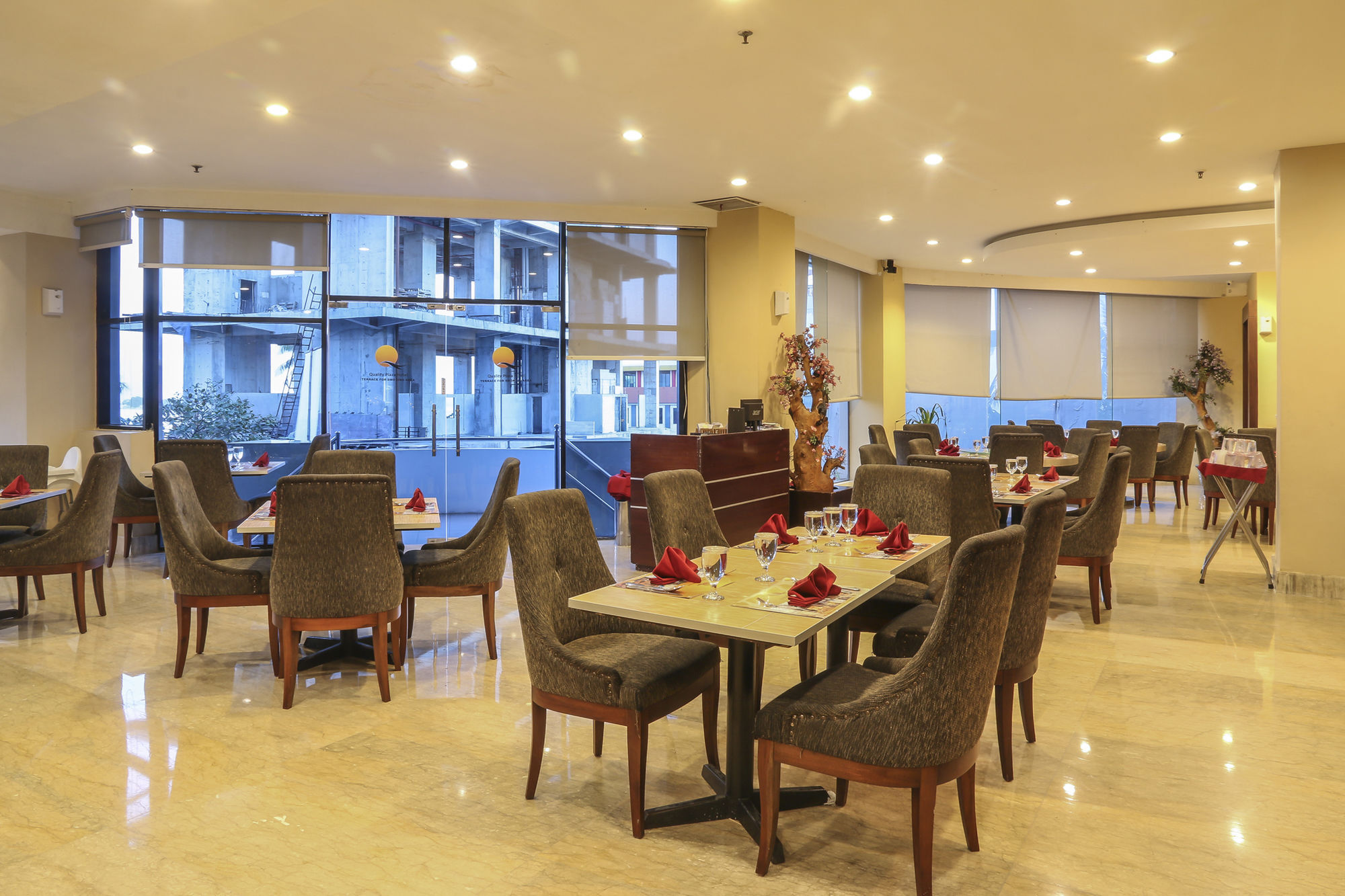 Almadera Hotel Makassar Buitenkant foto