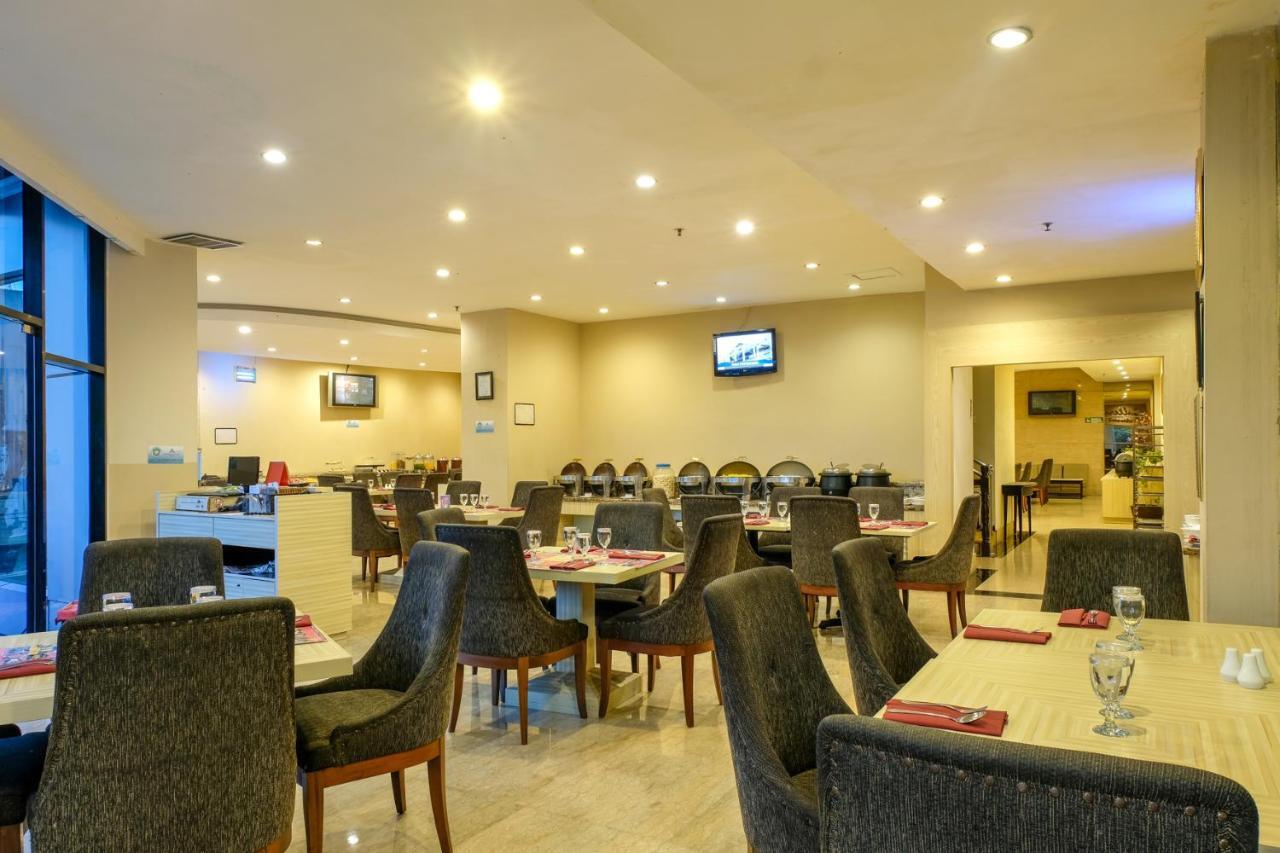 Almadera Hotel Makassar Buitenkant foto