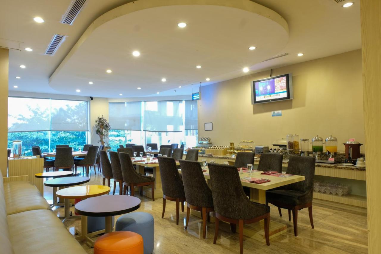 Almadera Hotel Makassar Buitenkant foto