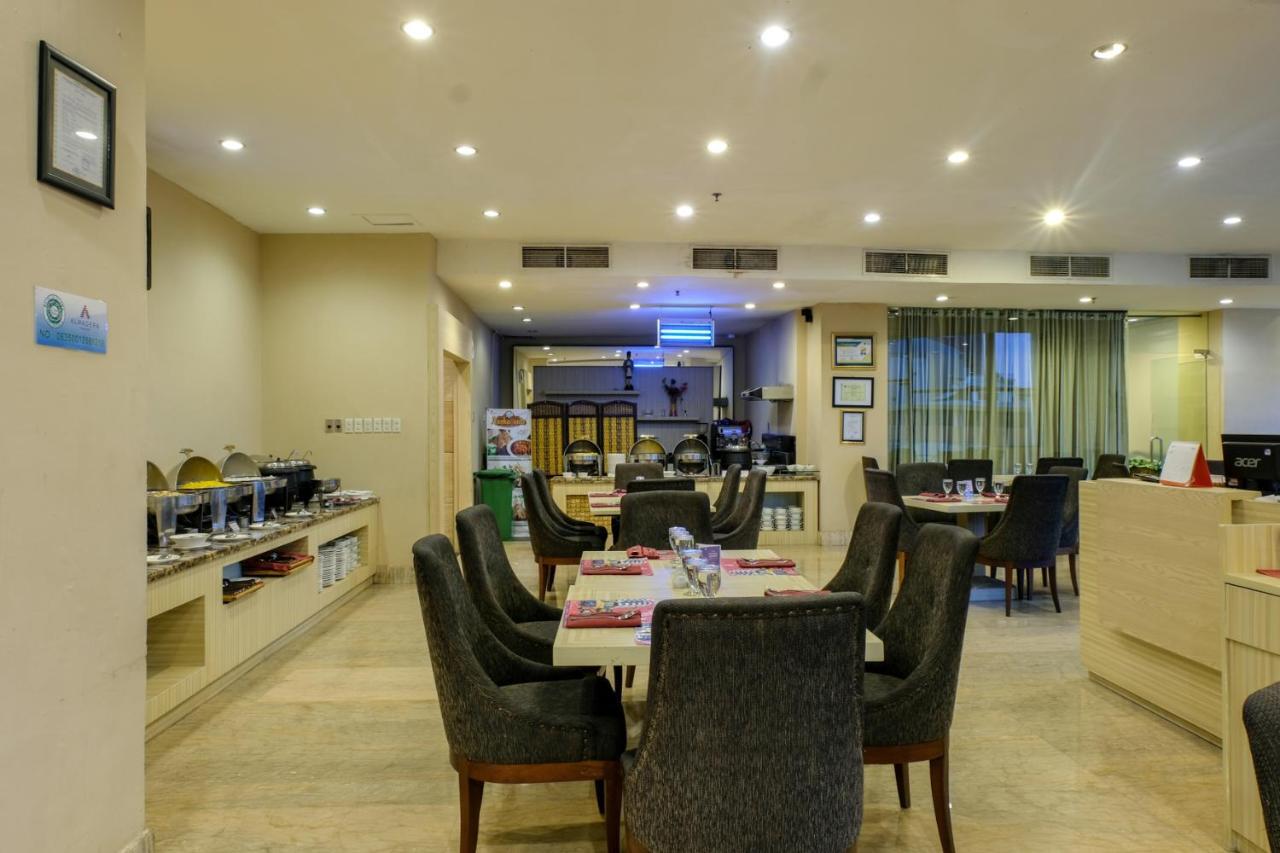 Almadera Hotel Makassar Buitenkant foto