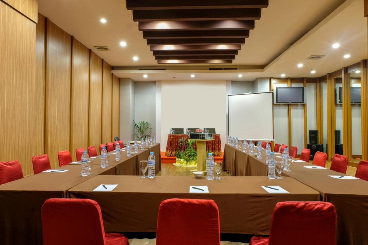 Almadera Hotel Makassar Buitenkant foto