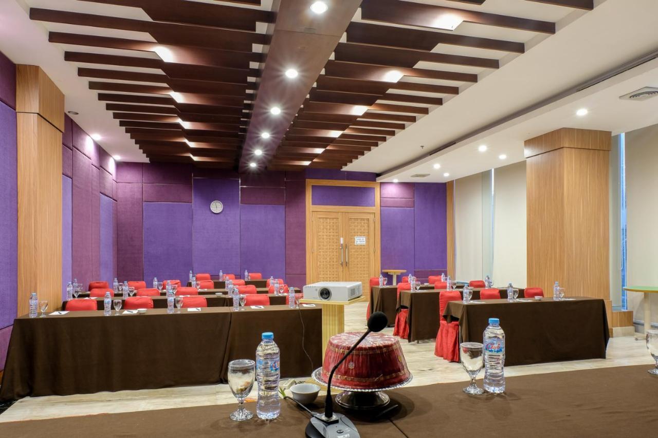 Almadera Hotel Makassar Buitenkant foto