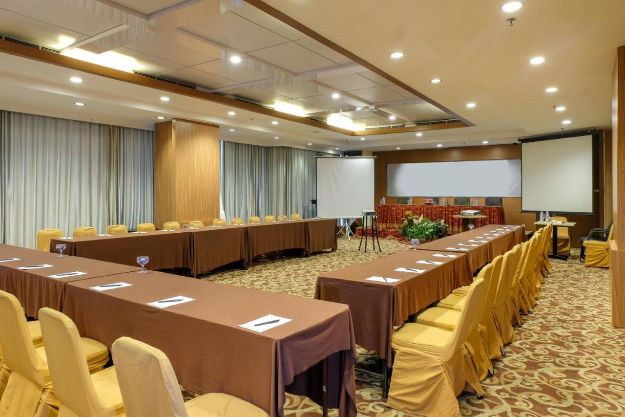 Almadera Hotel Makassar Buitenkant foto