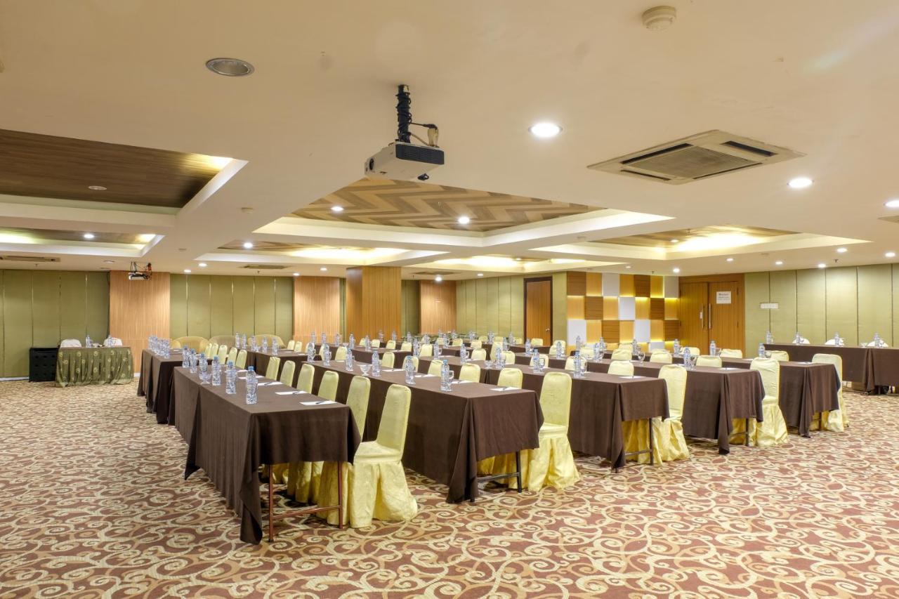 Almadera Hotel Makassar Buitenkant foto