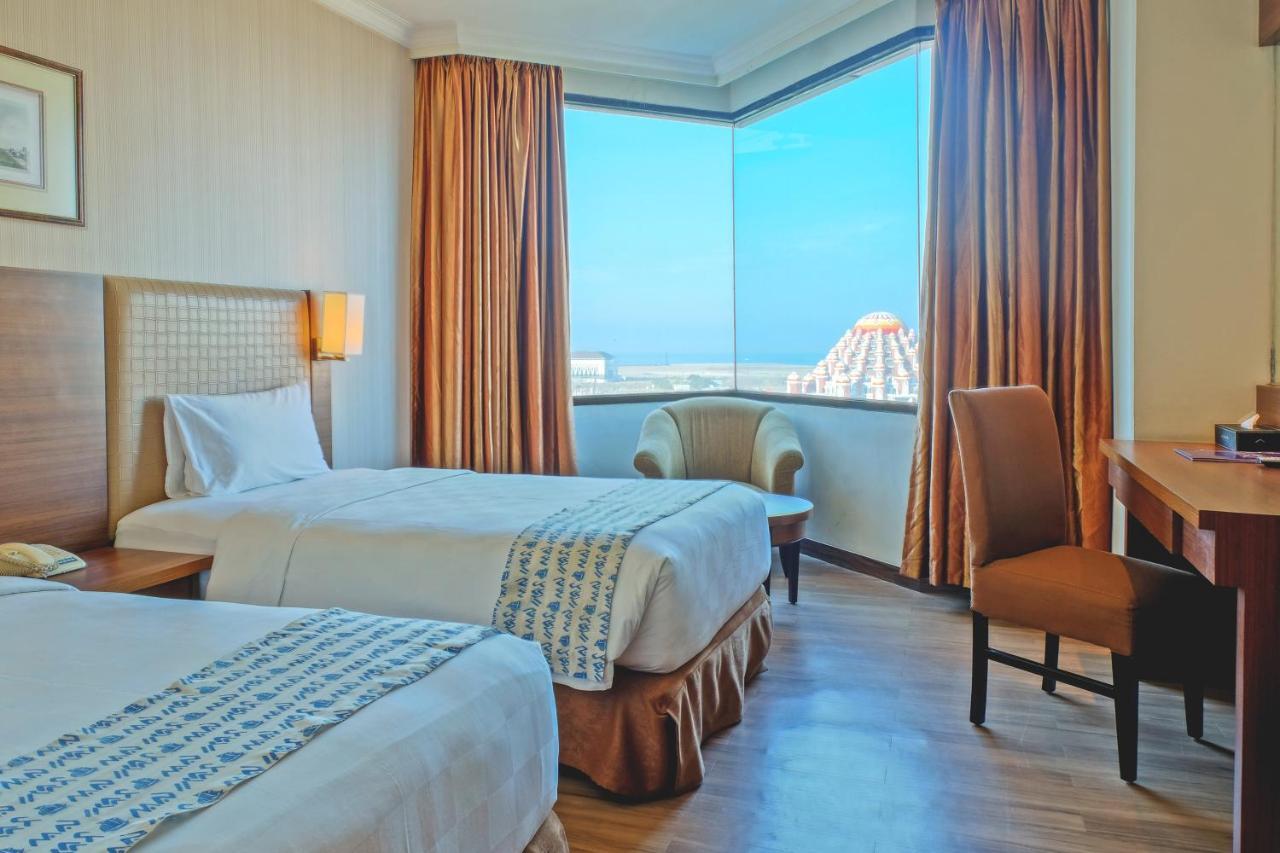 Almadera Hotel Makassar Buitenkant foto