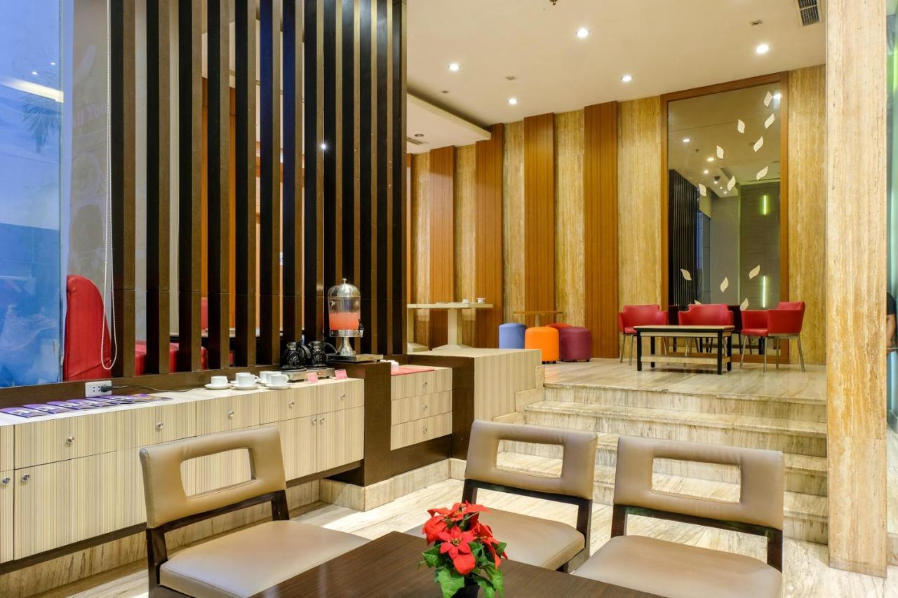 Almadera Hotel Makassar Buitenkant foto