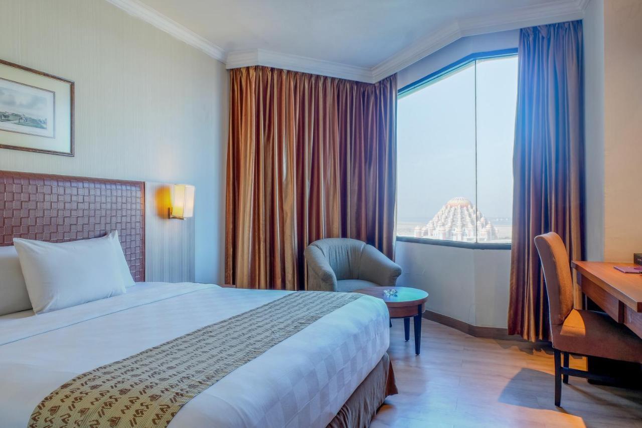 Almadera Hotel Makassar Buitenkant foto